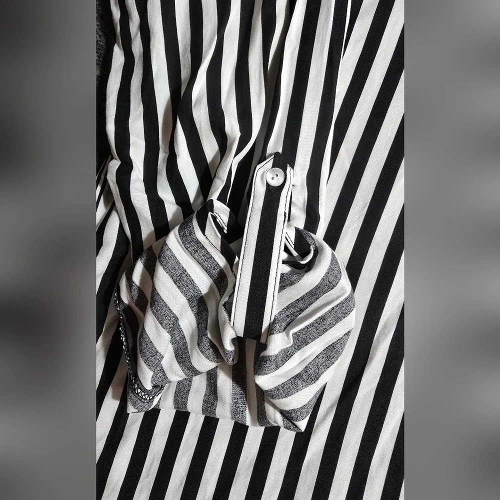 Jane + Delancey black and white striped button down blouse. Size XL. - Picture 7 of 8